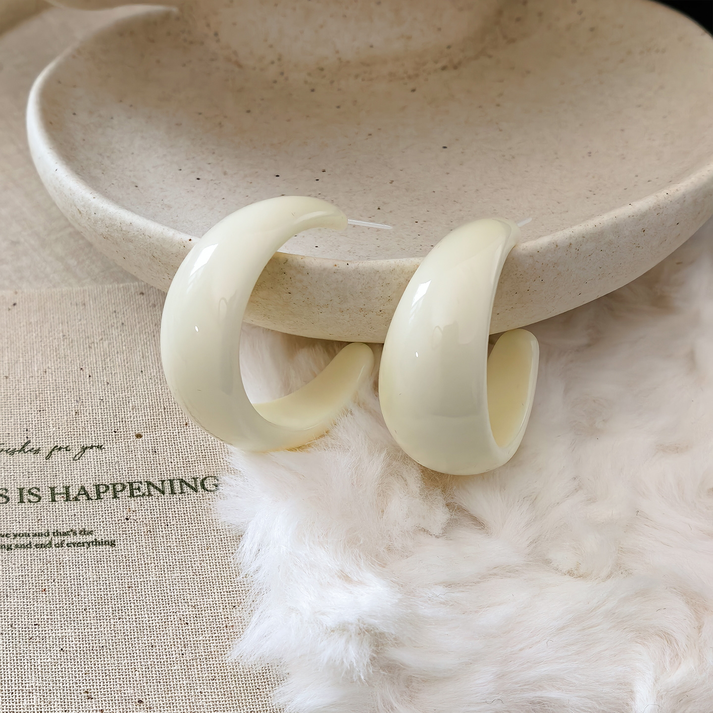 奶白色大C圈耳环秋冬爆款