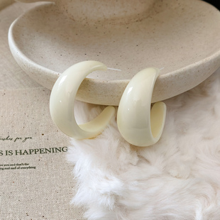奶白色大C圈耳环秋冬爆款毛衣配饰高级感生物瓷耳钉防过敏耳夹N