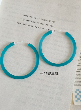 蓝色果冻色耳圈清新时尚素圈生物瓷耳钉防过敏养耳洞日常通勤耳饰