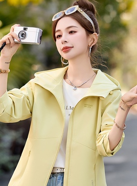 时尚浅黄色外套女短款2025早秋新款休闲显瘦连帽洋气户外冲锋衣潮