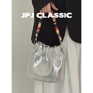 jpjclassic牛皮水桶包女单肩斜挎包小包包度假风通勤腋下包软皮