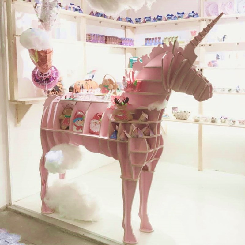 北欧风大师设计实体店橱窗书架