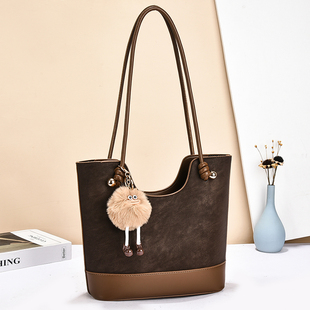 大妈斜挎包 中年 妇女女土包春夏新款时尚百搭2026婆婆包单肩小包