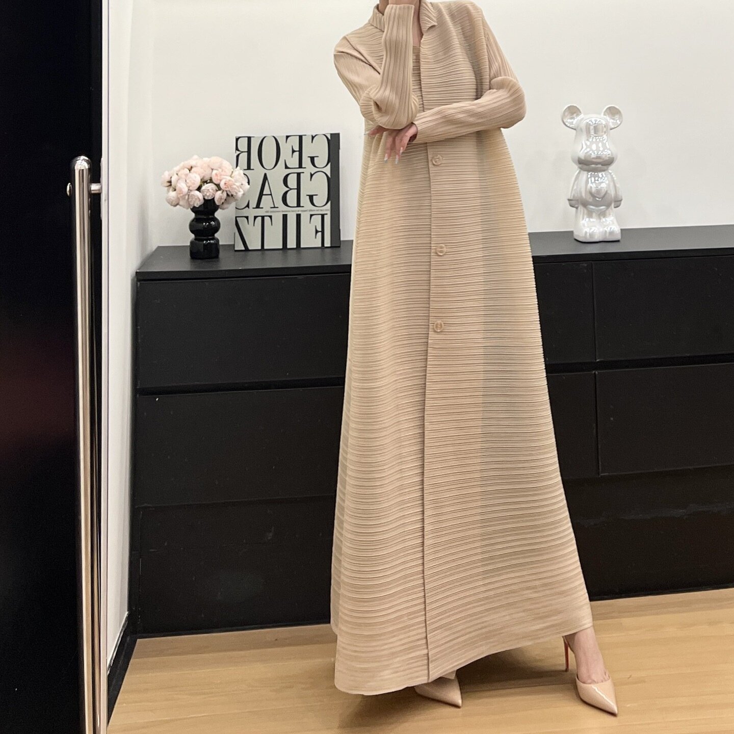 三宅褶皱钉扣风衣外套纯色爆款外衣时尚欧美款外套女式长款带扣
