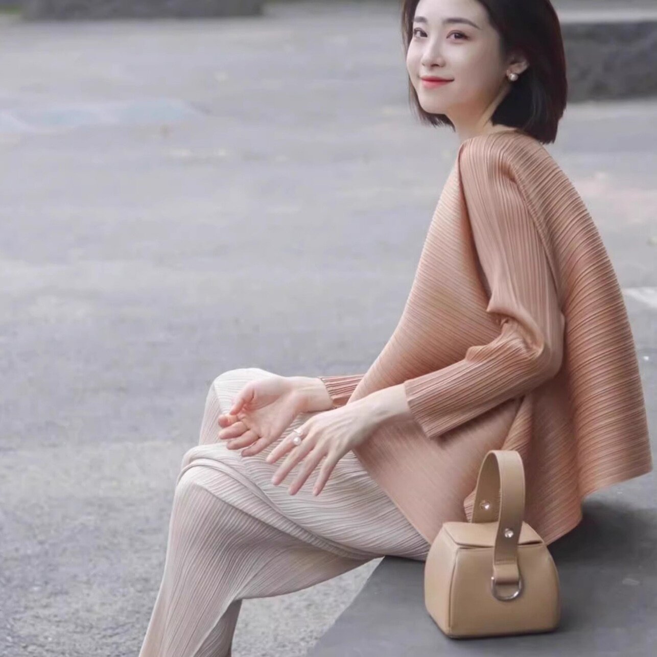 工厂直销三宅不规则长袖百褶上衣春秋新款圆领显瘦褶皱t恤女批发