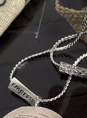 s925纯银熔岩三角字母项链女ins路路通秋冬款不规则肌理感锁骨链