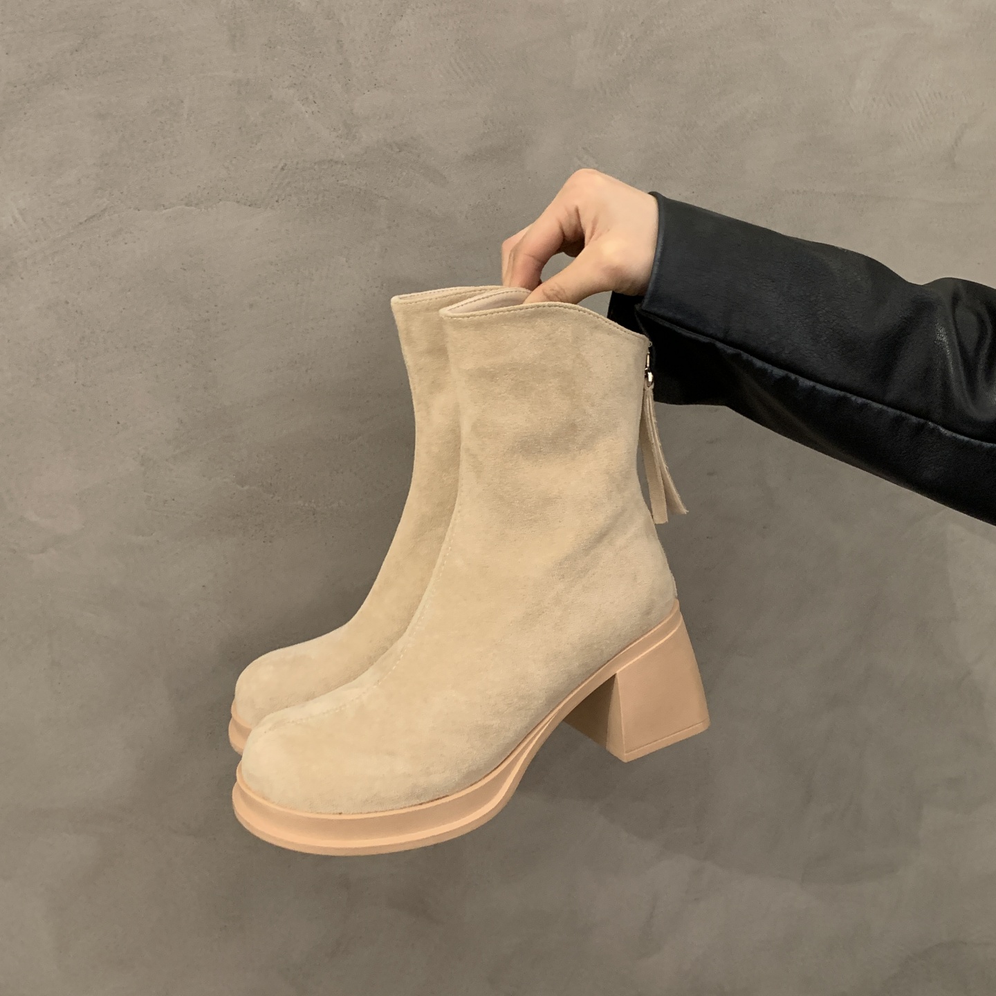 复古英伦风粗跟短靴女2025夏季新款时尚百搭马丁靴绒面轻便瘦瘦靴