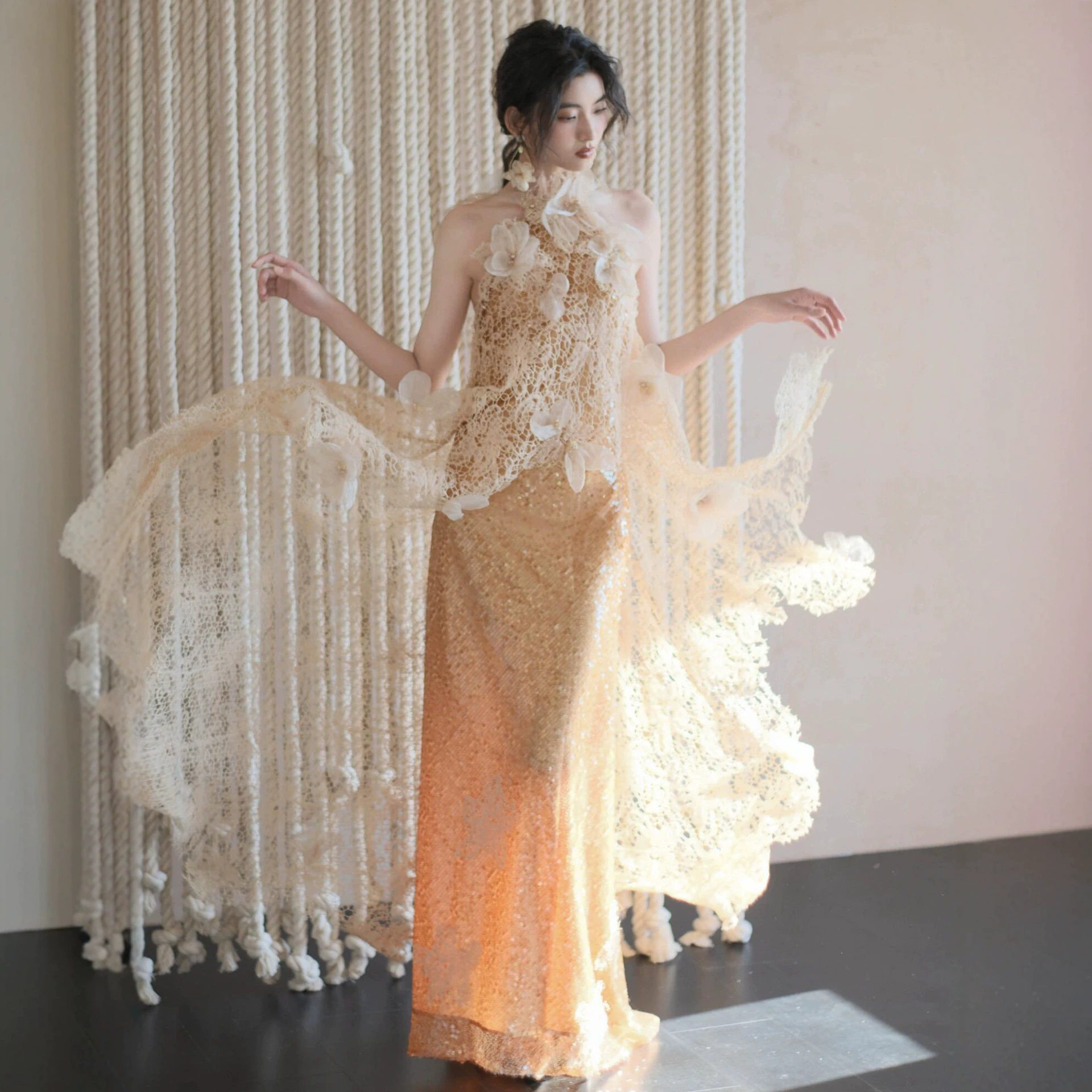 法式蕾丝晚礼服女梦幻仙气立体花朵挂脖亮片宴会新娘敬酒服晨袍裙