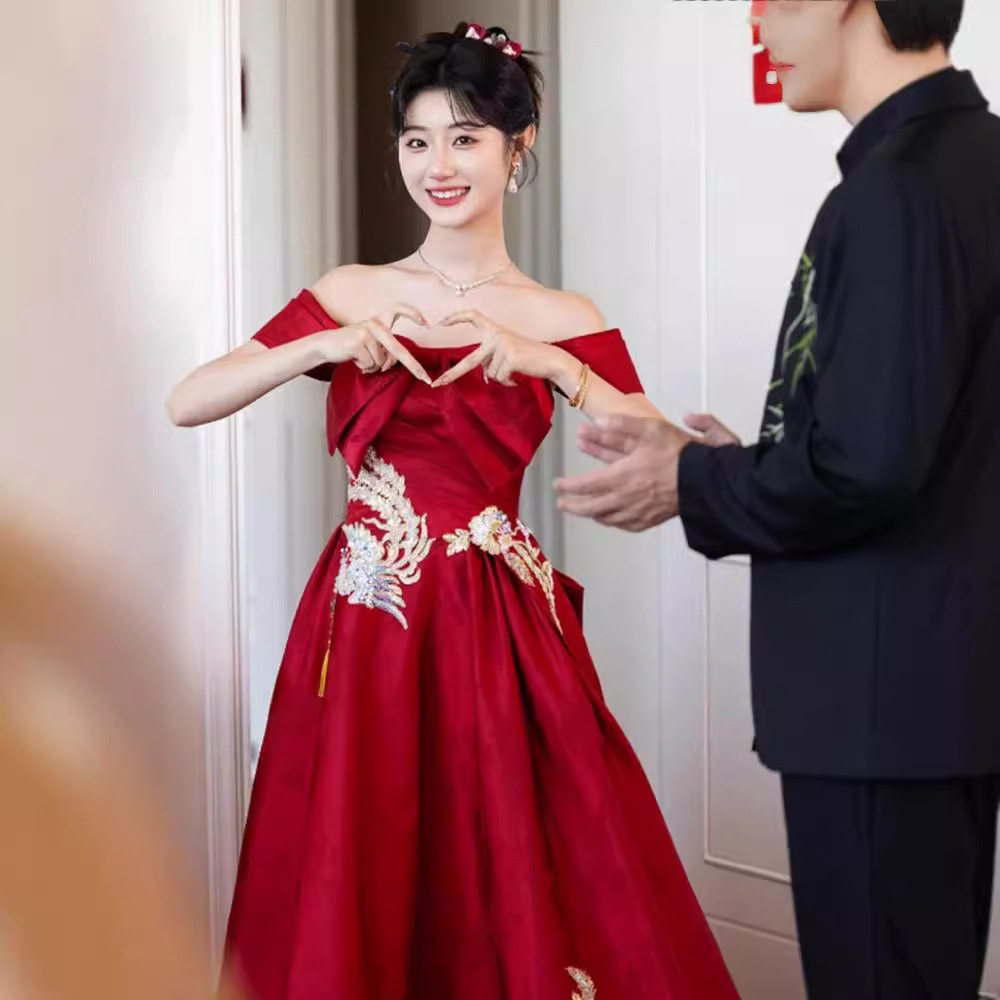 酒红色新款一字肩新娘敬酒服婚礼宴会高级感婚纱礼服裙新中式礼服