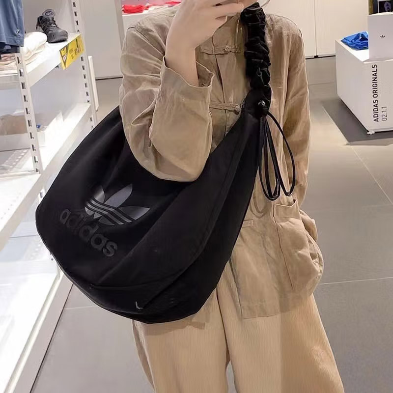Adidas/阿迪达斯三叶草斜挎包云朵包牛角包运动挎包单肩包JP0146