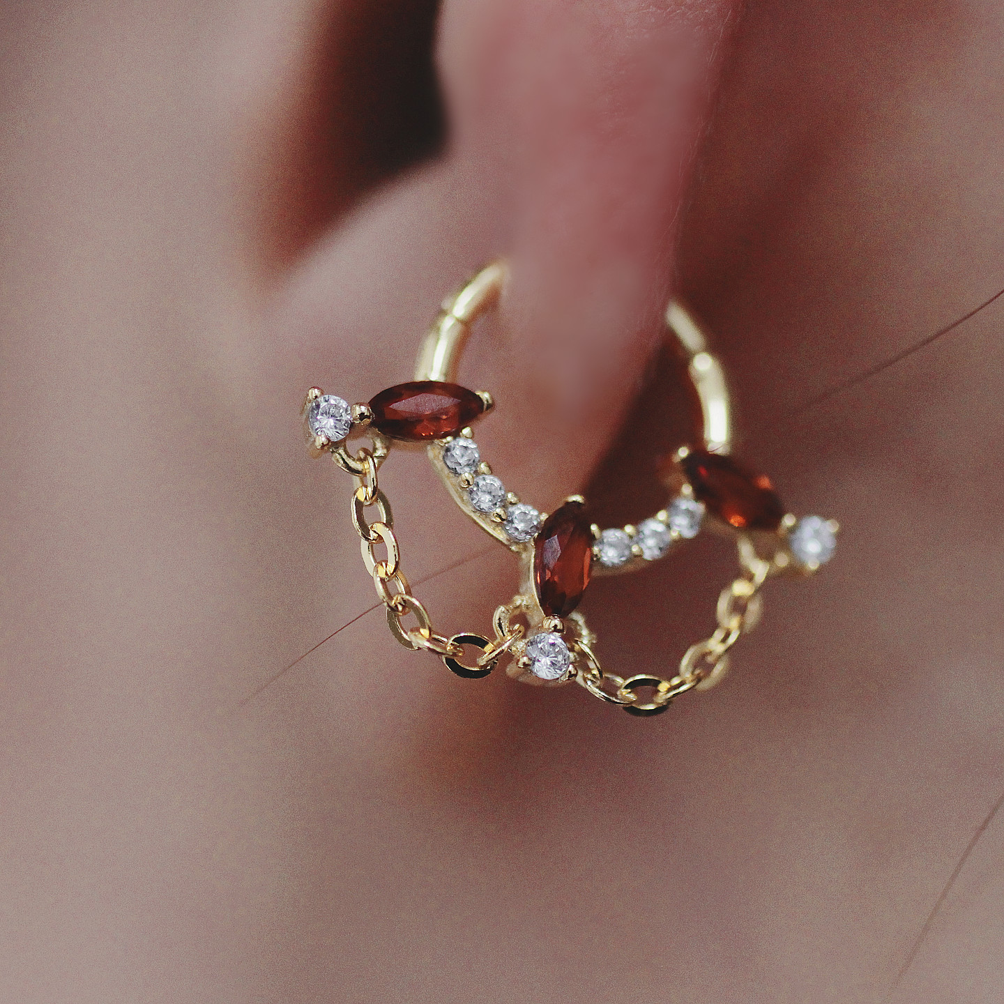 Daith复古花环耳骨环红色水钻