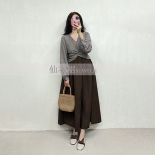 仙衣裾设计师咖啡色条纹连衣裙法式气质减龄显瘦拼接V领长裙女新