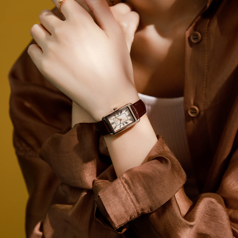 聚利时十大品牌防水石英表