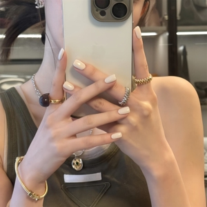简约灰白美甲穿戴甲短款显白精致纯手工穿戴甲2024新年款婚礼纱照