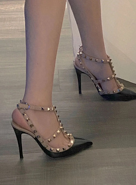 2025夏季新款v家尖头细跟铆钉凉鞋女一字扣带黑色性感柳丁高跟鞋
