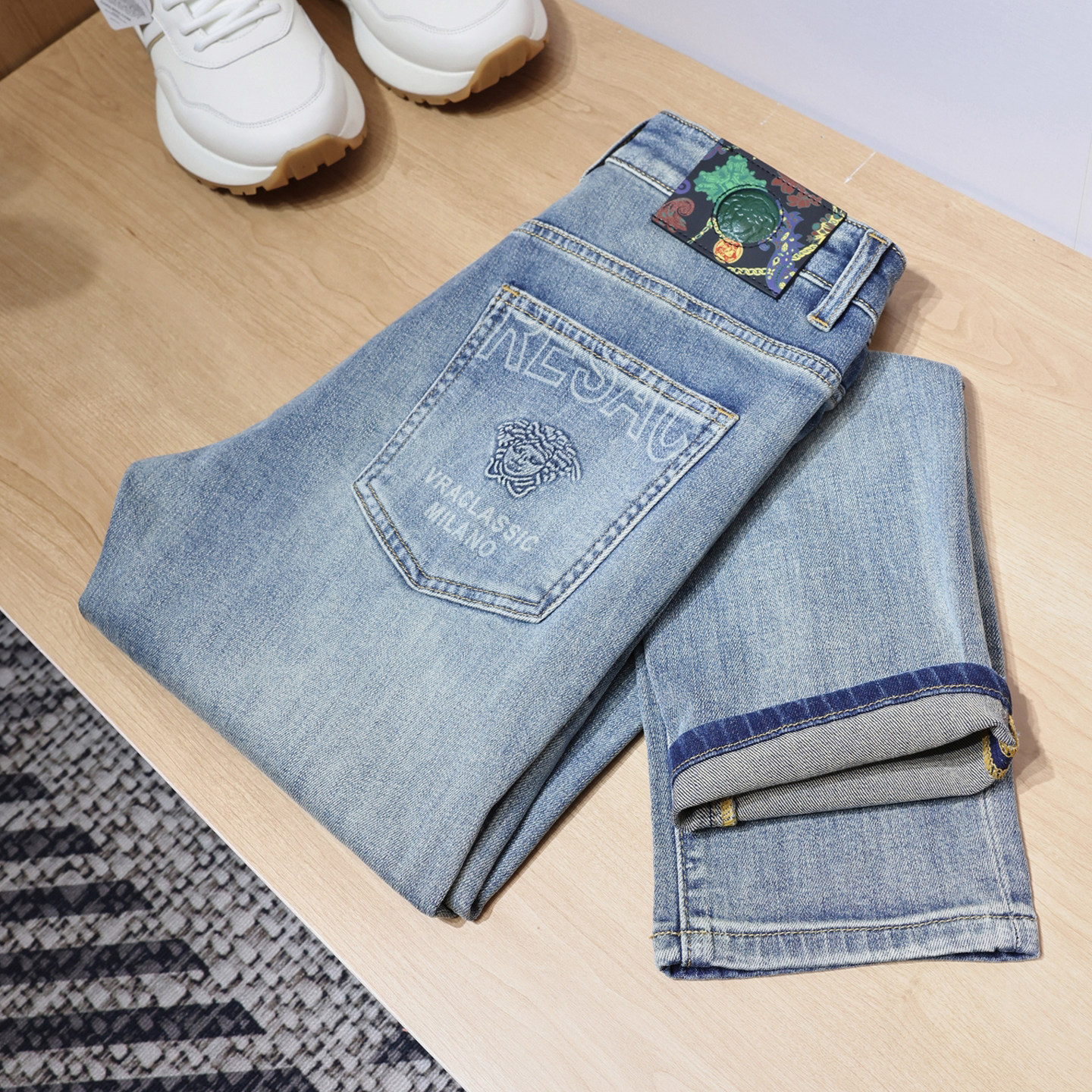 春装2026新款欧货潮牌提花浅蓝色修身牛仔裤男轻奢高端显瘦休闲裤