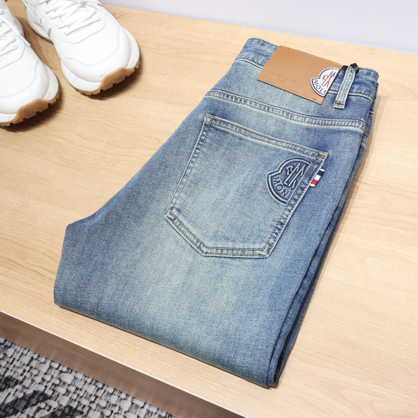 春装欧货潮牌男款浅蓝色小直筒牛仔裤修身轻奢潮流显瘦简约长裤子