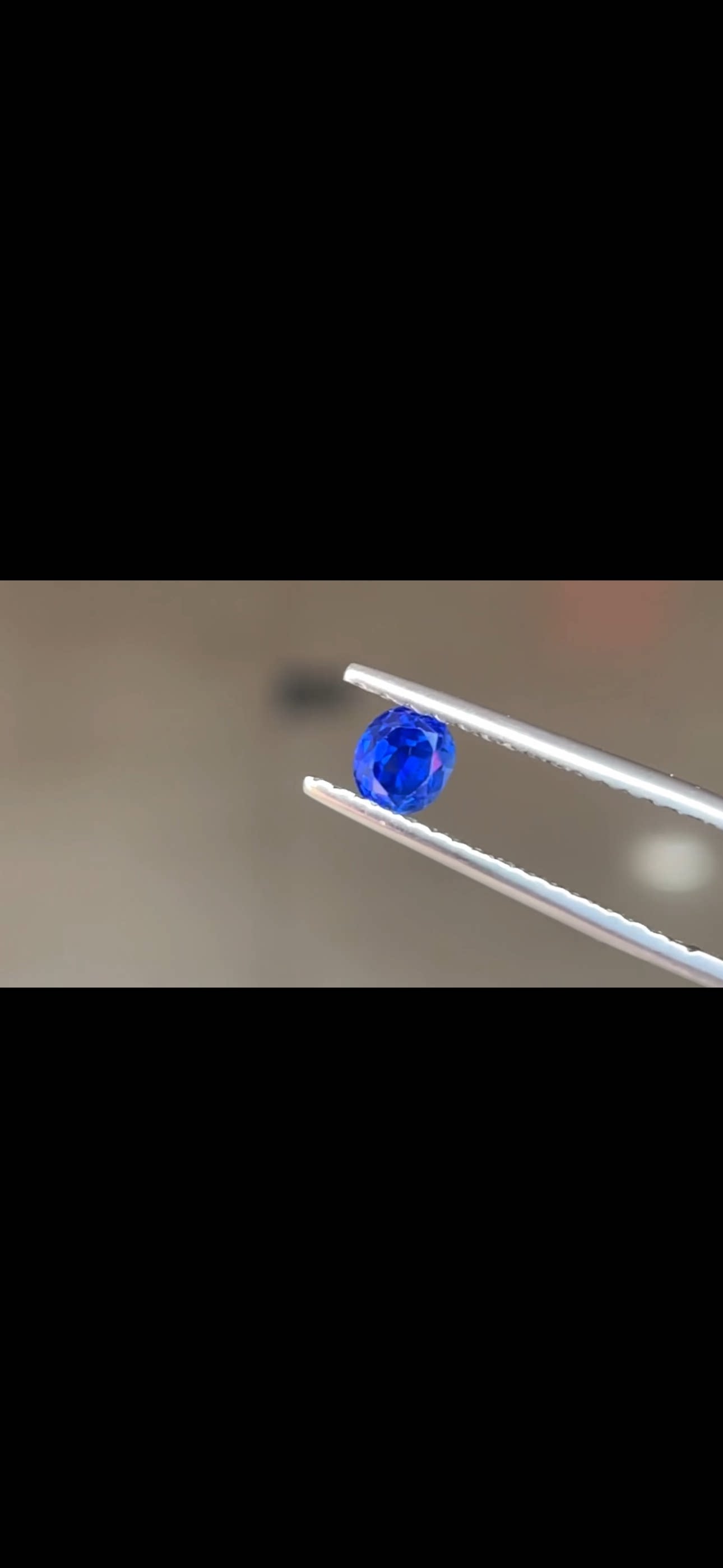 色标皇家蓝 斯里兰卡蓝宝石 0.91克拉，4.8×5.6mm 通透体，干净