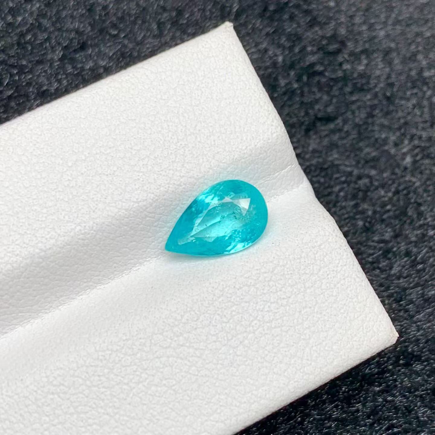 1.53克拉天然霓虹蓝帕拉伊巴戒面裸石，Neon  blue  玻璃体