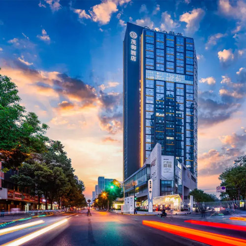 酒店坐落于成都繁华市区，紧临春熙路、太古里商圈，近地铁站，交通便捷 传统与现代感自然融合的匠心设计，为您带来优雅舒适的住宿体验 大/双床可选择，2晚可拆分使用 全程不加价，有效期至9月底