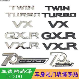 适用丰田22 23 24新款兰德酷路泽车身字标改装中东LC300字母C柱标
