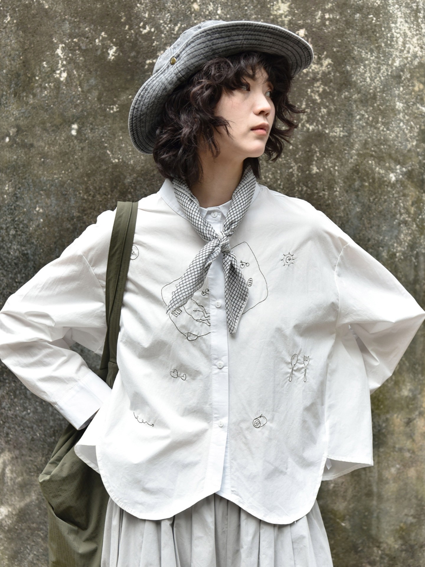 童颜阁春款个性松弛感衬衫小众刺绣印花衬衣宽松显瘦纯棉通勤上衣