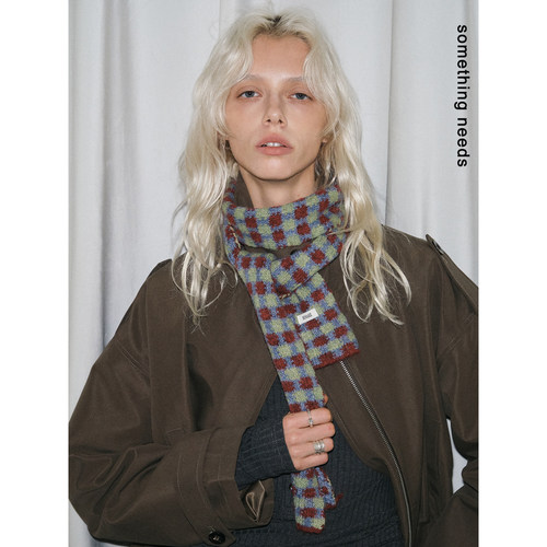 郑佰万前卫时尚感撞色格纹围巾