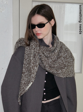 郑佰万 时尚杂志风个性披肩绞花针织三角围脖女2025秋冬新款百搭