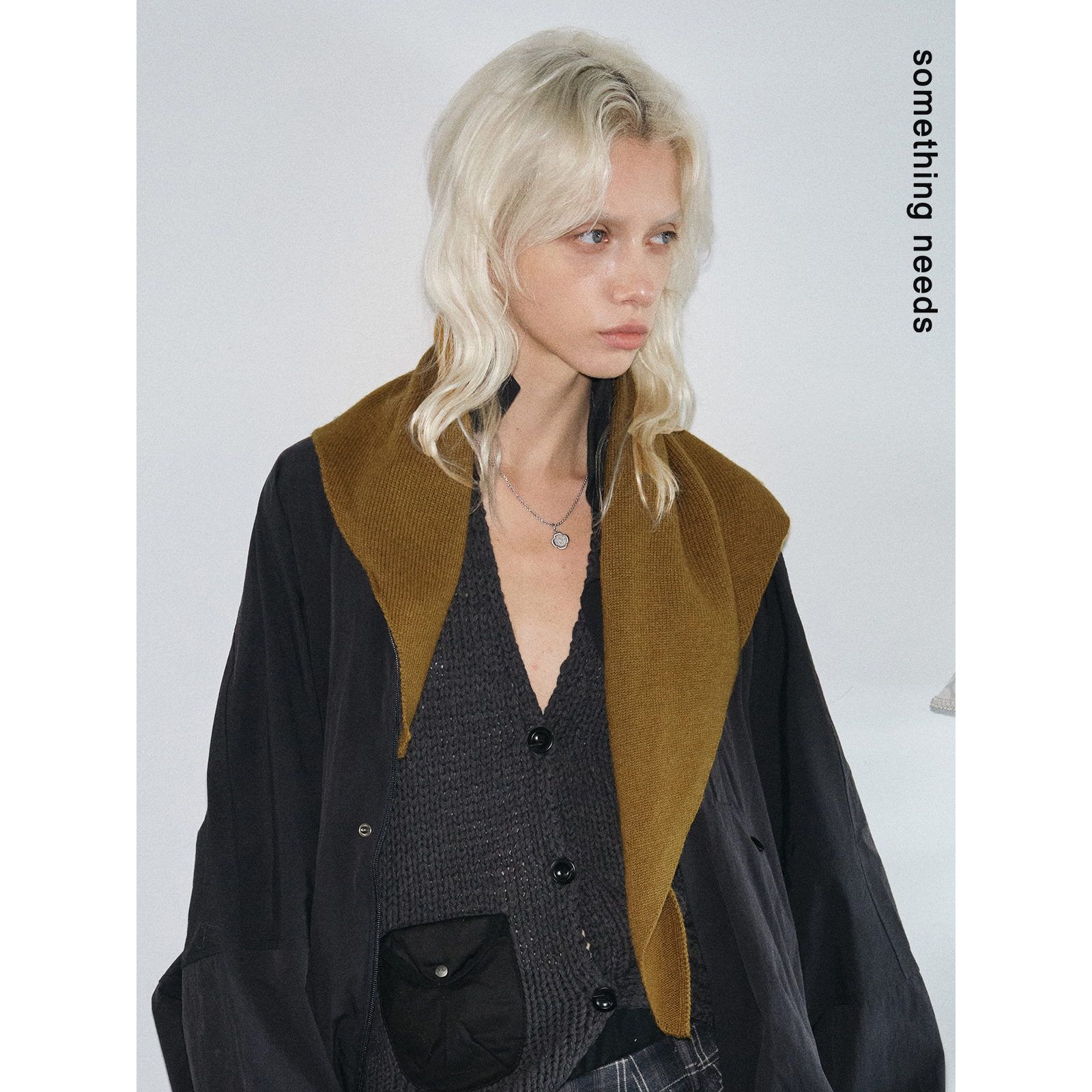 郑佰万简约羊毛三角巾2025秋