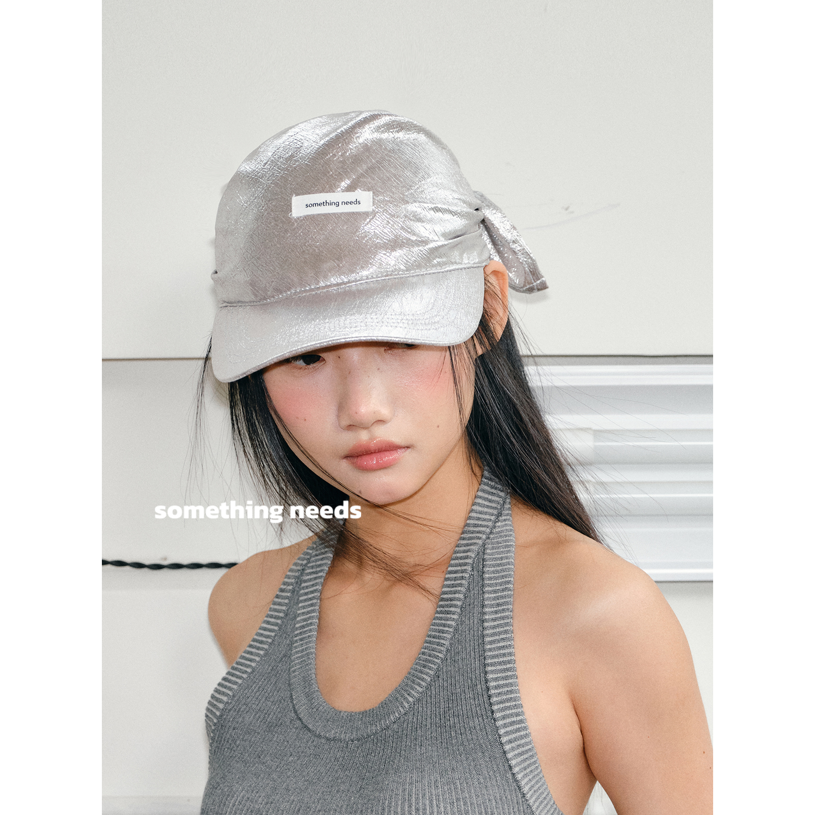 郑佰万时髦液态银棒球帽女绑带