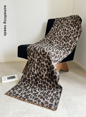 郑佰万 时髦味巨浓 个性豹纹宽版加长保暖围巾辣妹酷感前卫围脖冬