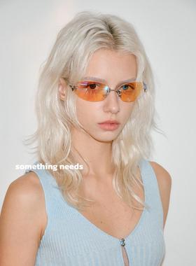 时髦无框太阳眼镜女个性海边