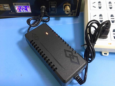 21V2A 锂电池20V手枪钻电动扳手螺丝刀 角磨机工具5串充电器1A 3a