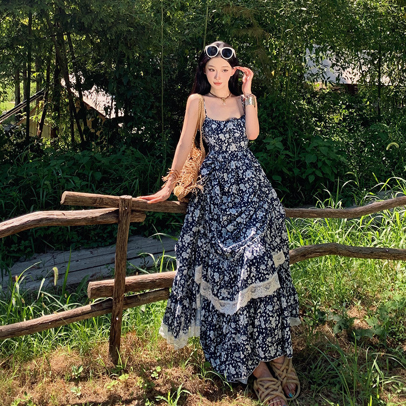 蓝色碎花吊带连衣裙气质温柔设计感小众长裙子云南新疆旅游穿搭