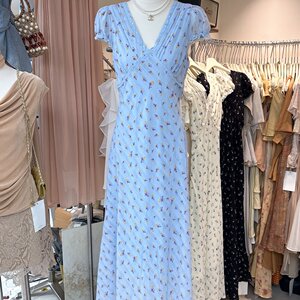 韩版2026年夏季新款修身拼接蕾丝花边v领长款度假风碎花连衣裙女