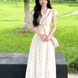 法式温柔风V领碎花连衣裙女夏小个子巨好看气质甜美减龄收腰裙子