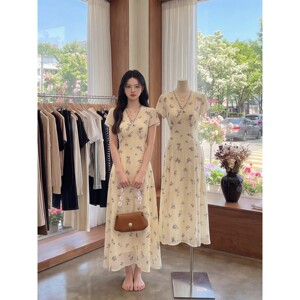 法式V领碎花连衣裙子女夏季2025新款甜美气质收腰高级感显瘦长裙