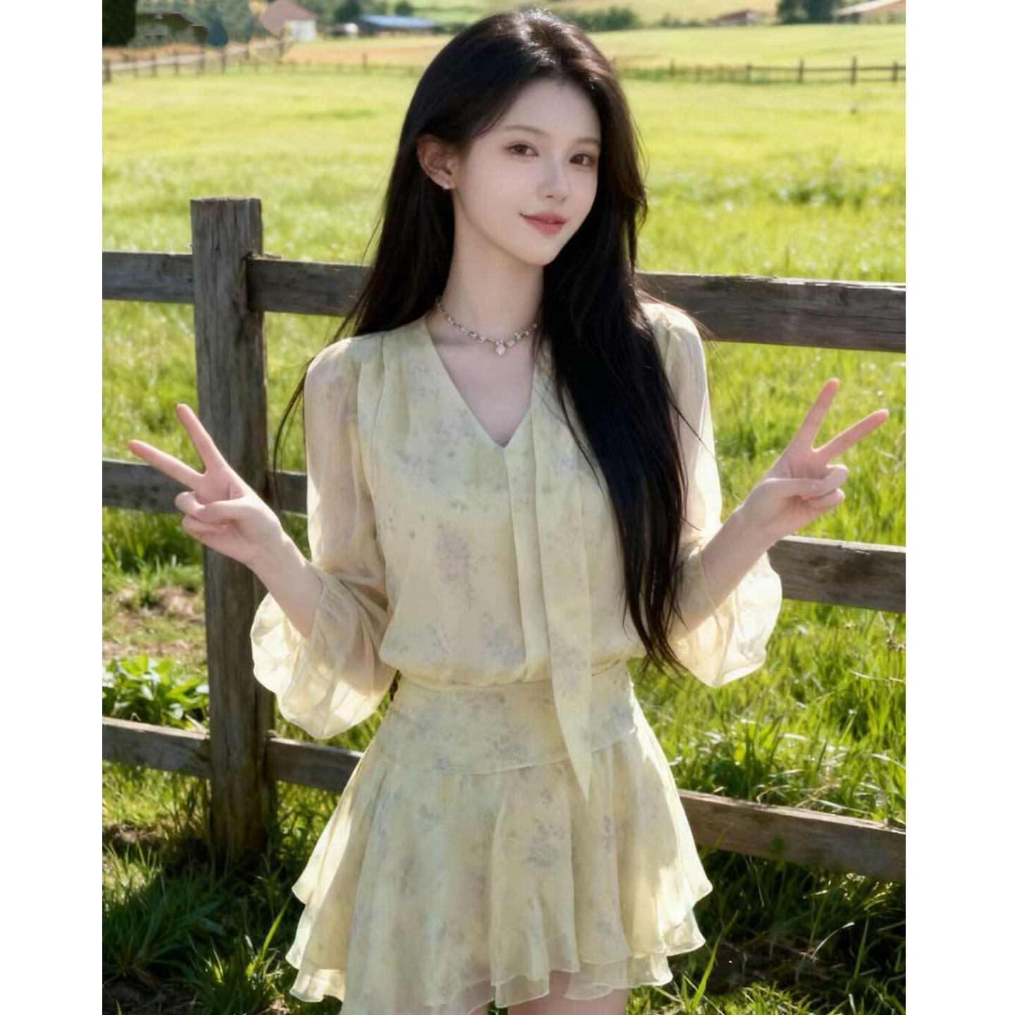 法式千金风黄色V领碎花连衣裙子春夏季气质特别漂亮飘带掐腰短裙