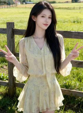 法式千金风黄色V领碎花连衣裙子春夏季气质特别漂亮飘带掐腰短裙