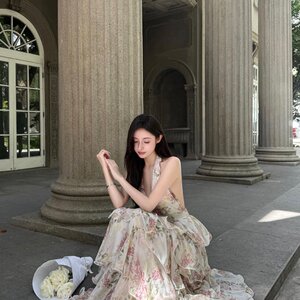 度假风碎花v领挂脖连衣裙女夏季收腰显瘦蛋糕裙绑带露背长款a字裙