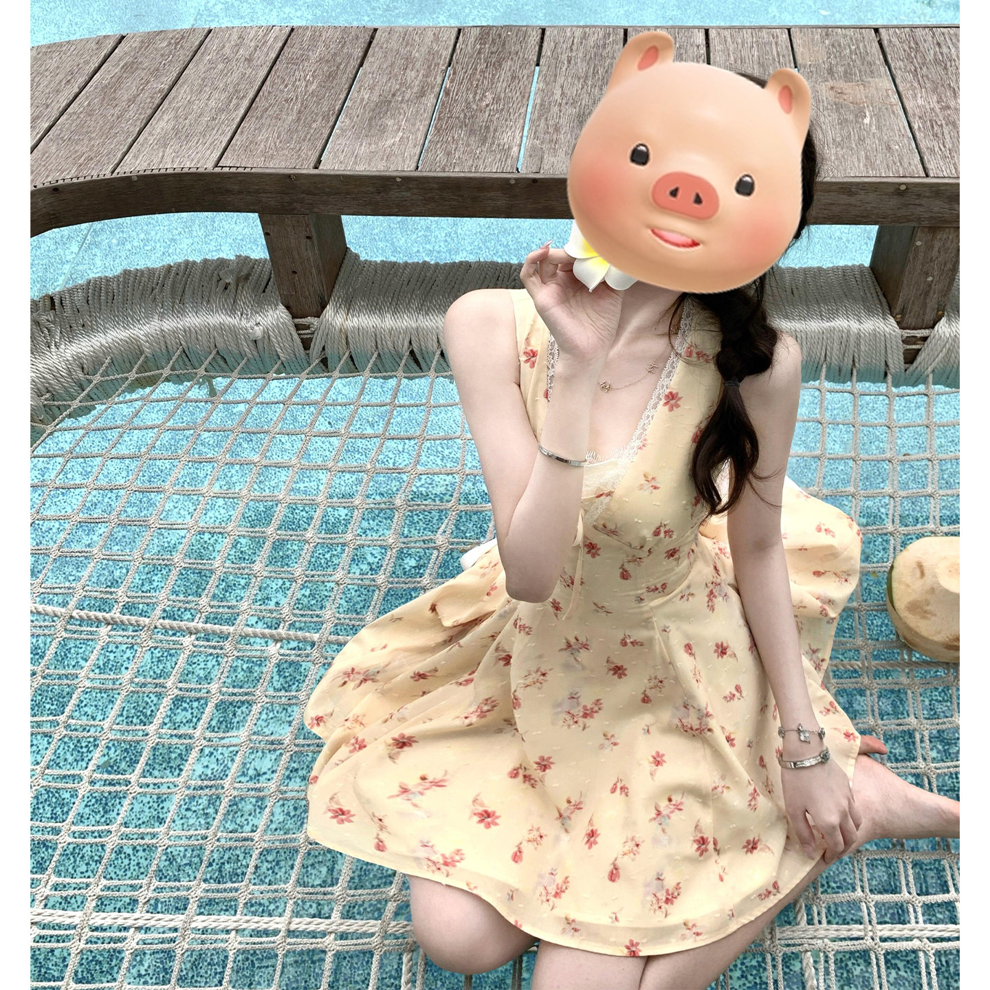 多巴胺黄色碎花v领背心连衣裙子女夏季新款纯欲辣妹收腰绝美短裙
