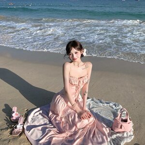 夏季海边度假风粉色缎面吊带裙女温柔显白抽褶抹胸气质连衣裙长裙
