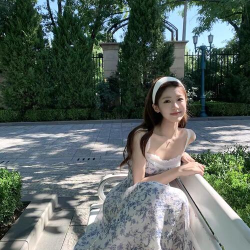 周壹 EEONE6.16/10:00am 青瓷与夏 天丝碎花拼蕾丝吊带法式连衣裙