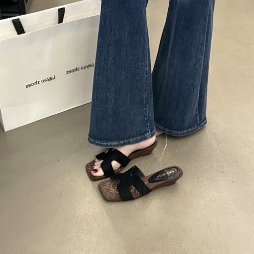 复古方头露趾刺绣坡跟女夏一字拖