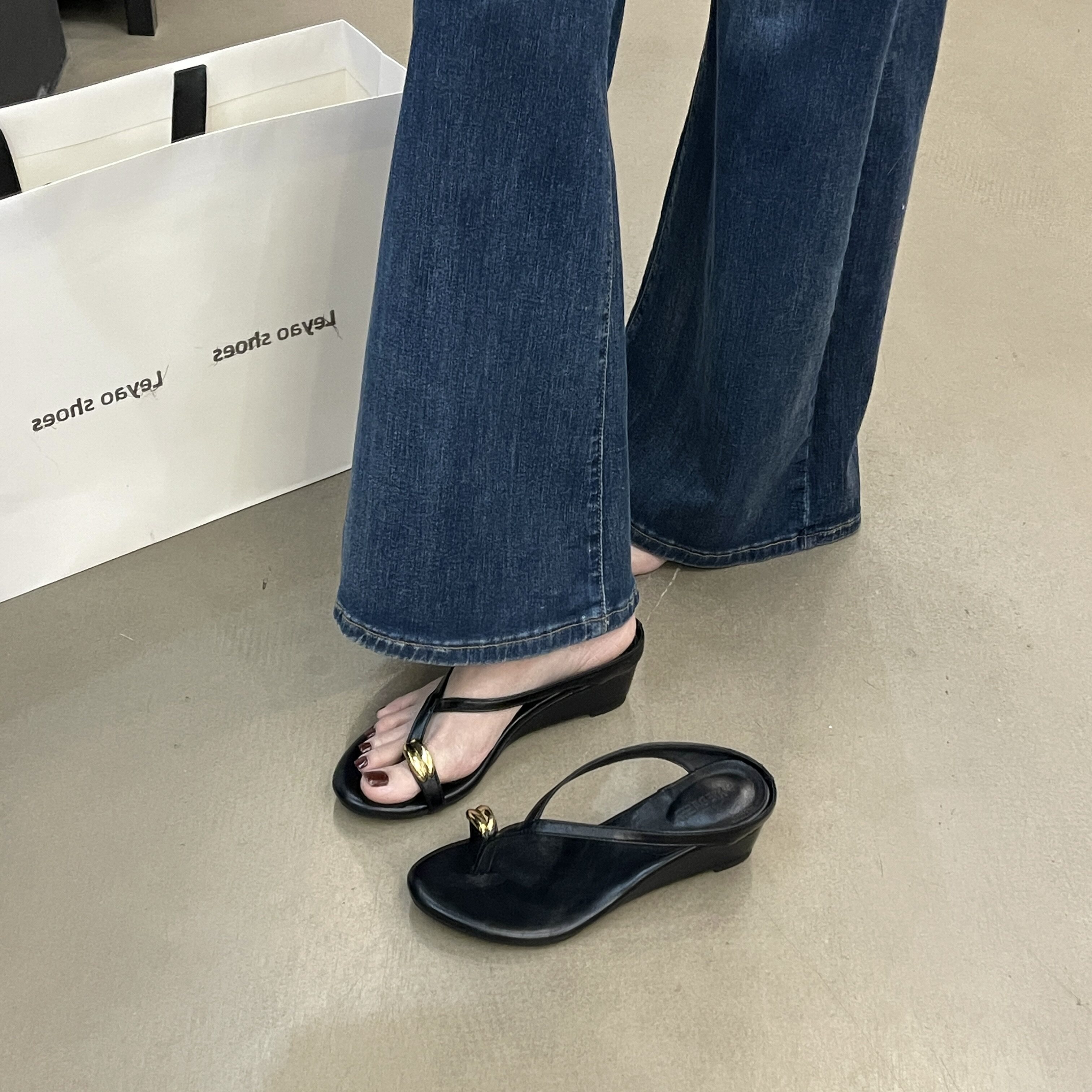 韩版女夏防滑低跟金属夹脚人字拖