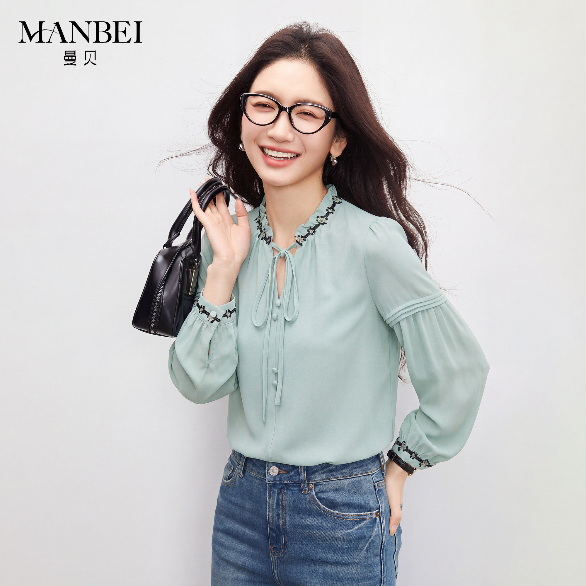 曼贝2026春花边V领衬衫女出游图片