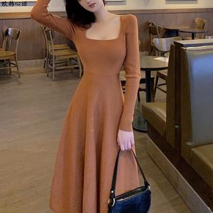 配大衣内搭多巴胺针织连衣裙秋冬别致复古气质方领过膝打底毛衣裙