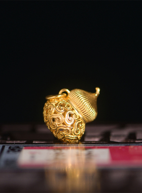 錾刻古法黄金如意纹镂空葫芦吊坠