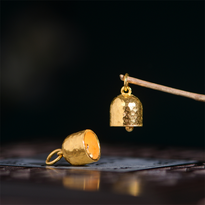 手工錾刻古法黄金锤纹铃铛吊坠