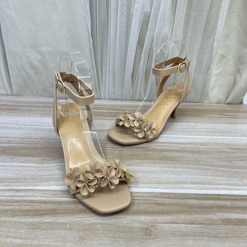 方头纯色细跟花朵一字扣时装凉鞋